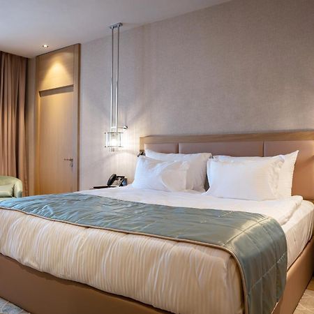 Karavansaray Turkistan Harbour Hotel -Flying Theatre Access ภายนอก รูปภาพ A bedroom at the hotel