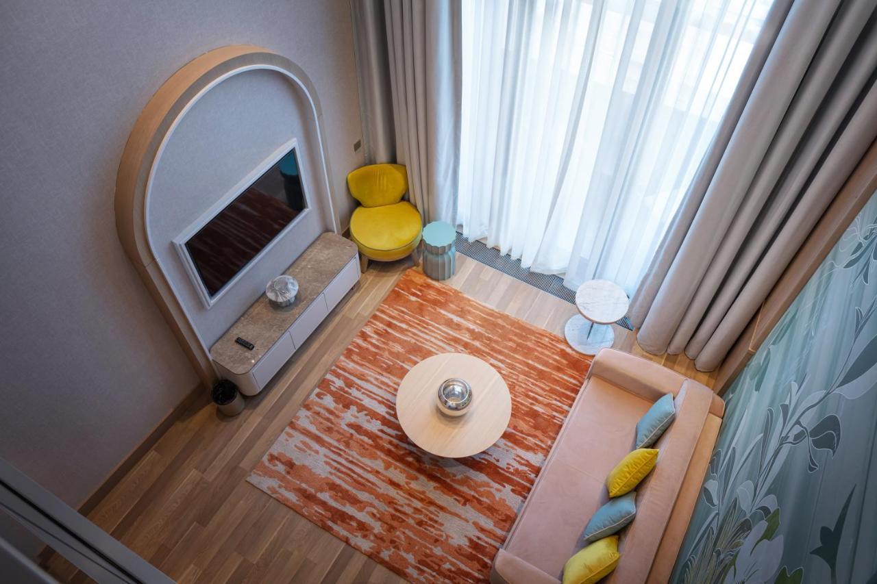 Karavansaray Turkistan Harbour Hotel -Flying Theatre Access ภายนอก รูปภาพ A living room in a hotel