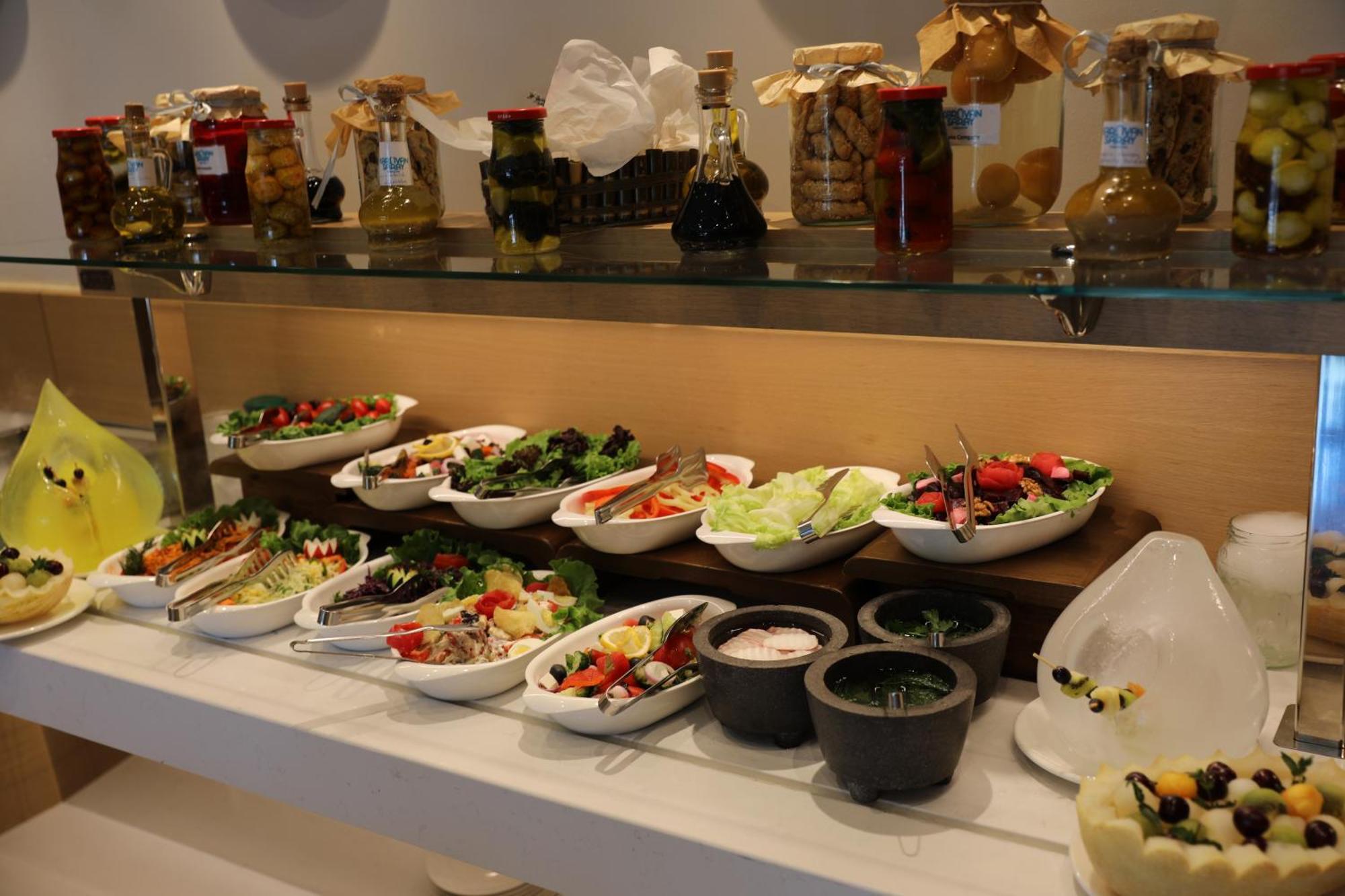Karavansaray Turkistan Harbour Hotel -Flying Theatre Access ภายนอก รูปภาพ A salad bar