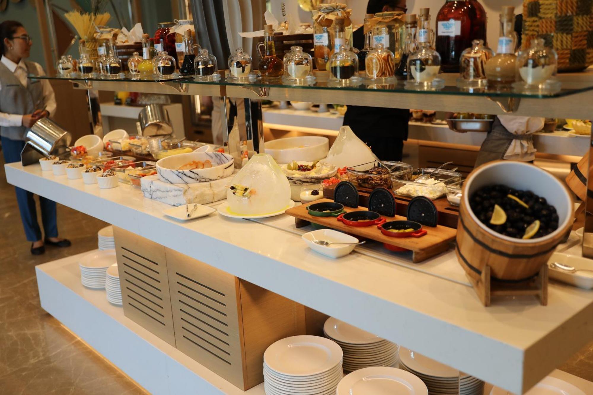 Karavansaray Turkistan Harbour Hotel -Flying Theatre Access ภายนอก รูปภาพ A buffet at a hotel