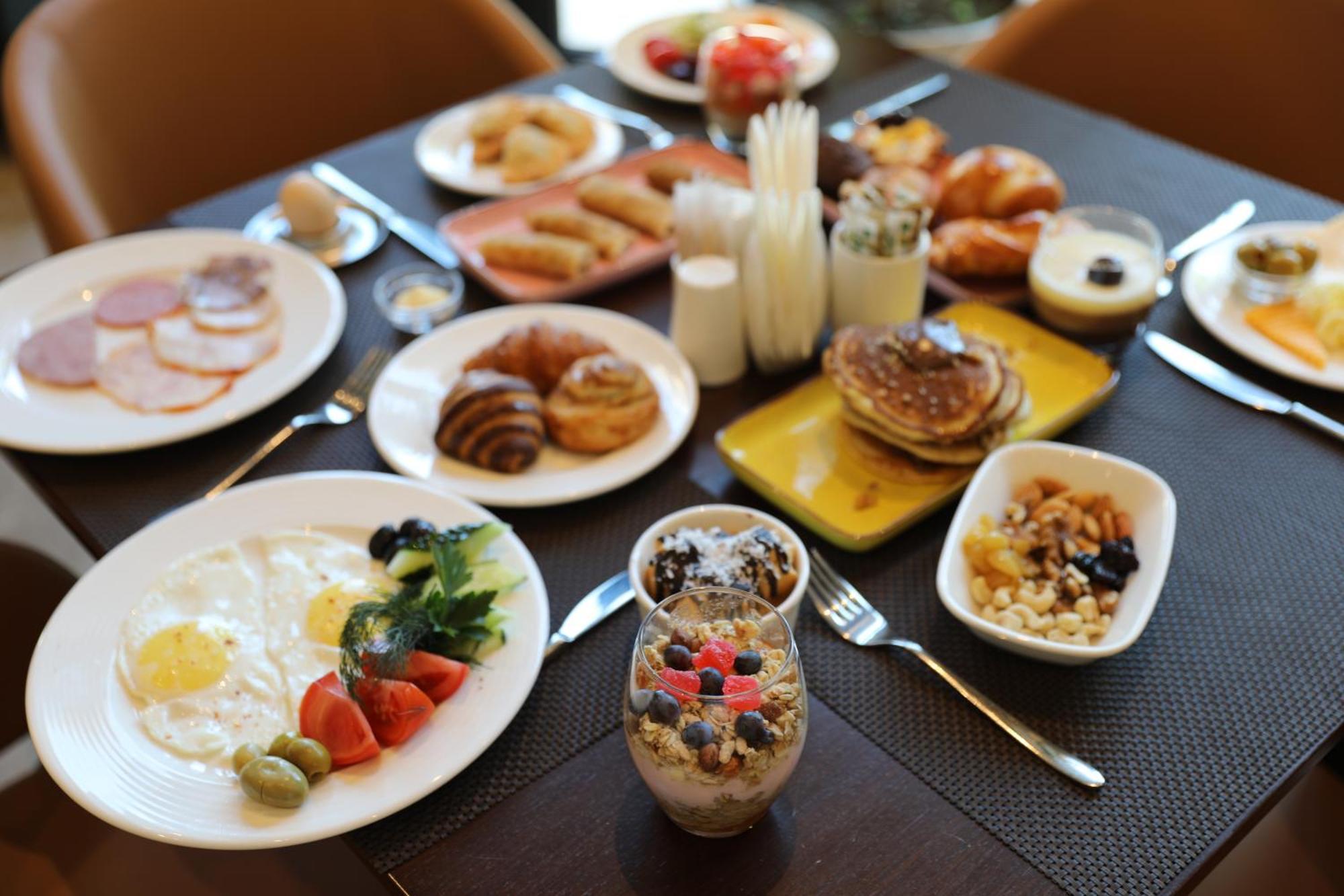 Karavansaray Turkistan Harbour Hotel -Flying Theatre Access ภายนอก รูปภาพ A breakfast buffet