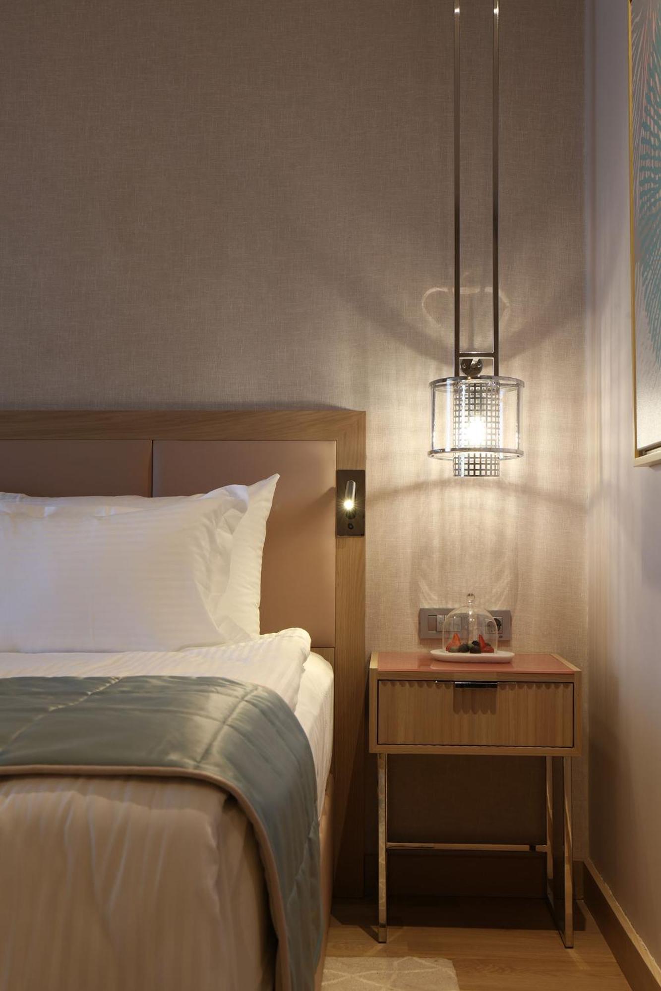 Karavansaray Turkistan Harbour Hotel -Flying Theatre Access ห้อง รูปภาพ A wall light